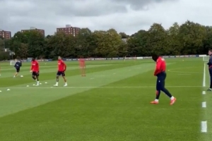 记者:埃泽今日仍随水晶宫训练,他是最后一个离开更衣室的球员