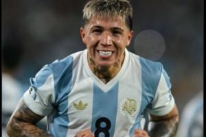 切尔西官推晒恩佐在阿根廷队的照片:哇哦,多么出色的表现!