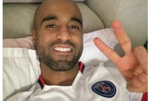 心系老东家小卢卡斯社媒晒身穿巴黎球衣照片:祝贺巴黎夺冠!