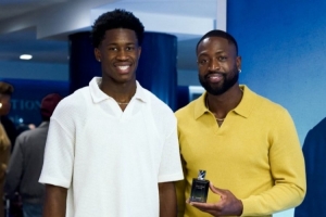 天天盈球-表情略显拘谨!76人探花埃奇库姆与韦德参加活动并合影